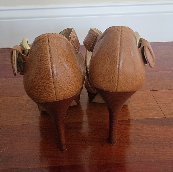 Michael Kors Cognac Cross Heels with Gold Harware - Picture 4 of 8